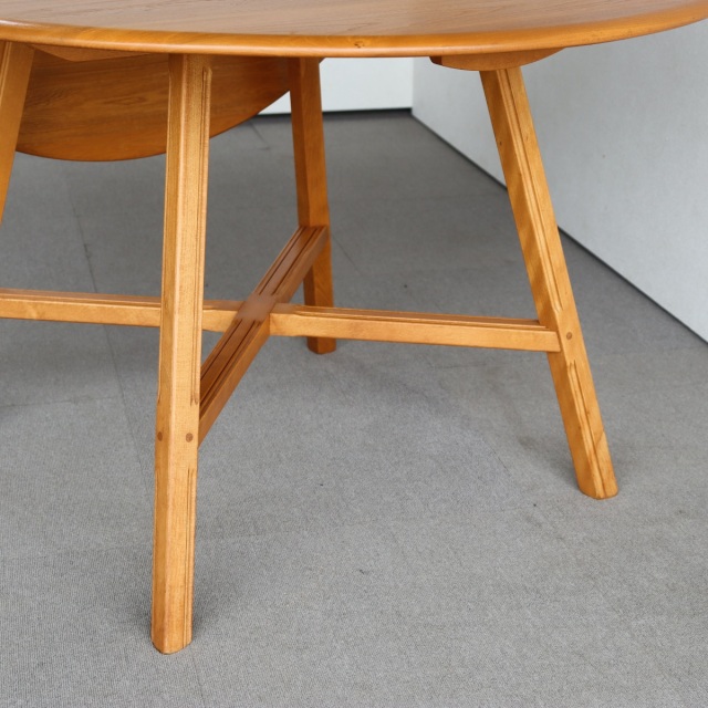アーコールERCOLのダイニングテーブル