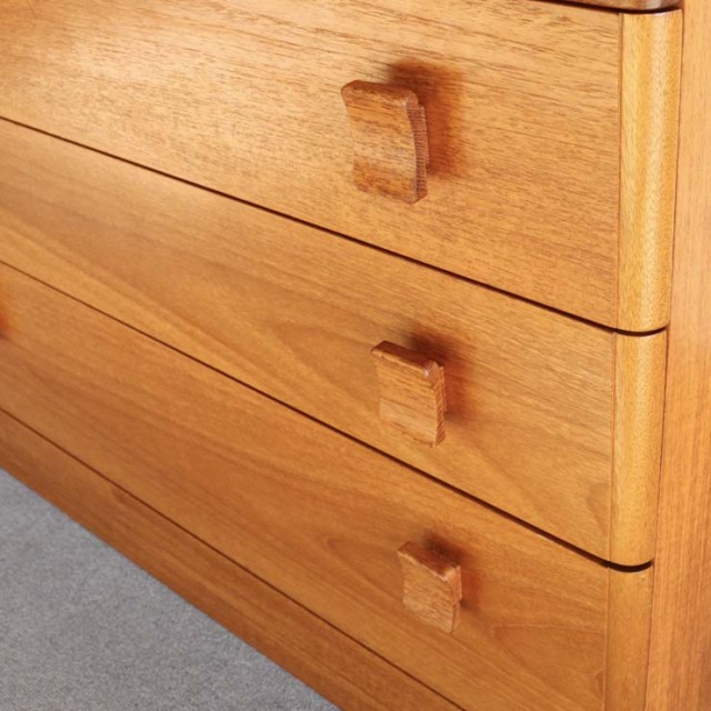 スタッグSTAG社製のヴィンテージ5段チェスト。ミッドセンチュリーモダンのシンプルなデザイン。