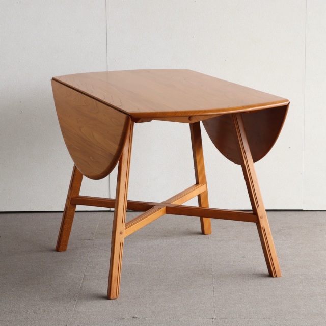 アーコールERCOLのダイニングテーブル