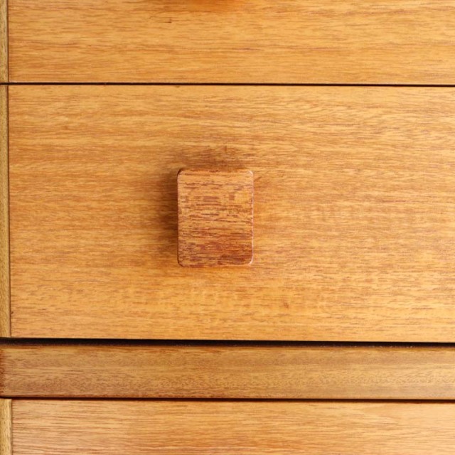 スタッグSTAG社製のヴィンテージ5段チェスト。ミッドセンチュリーモダンのシンプルなデザイン。