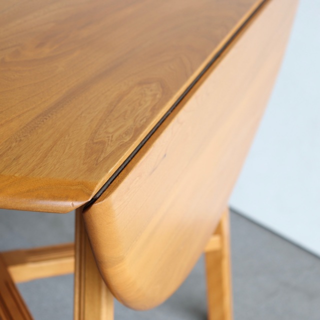 アーコールERCOLのダイニングテーブル