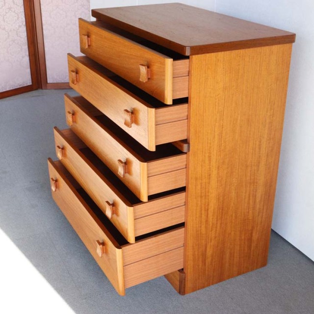 スタッグSTAG社製のヴィンテージ5段チェスト。ミッドセンチュリーモダンのシンプルなデザイン。