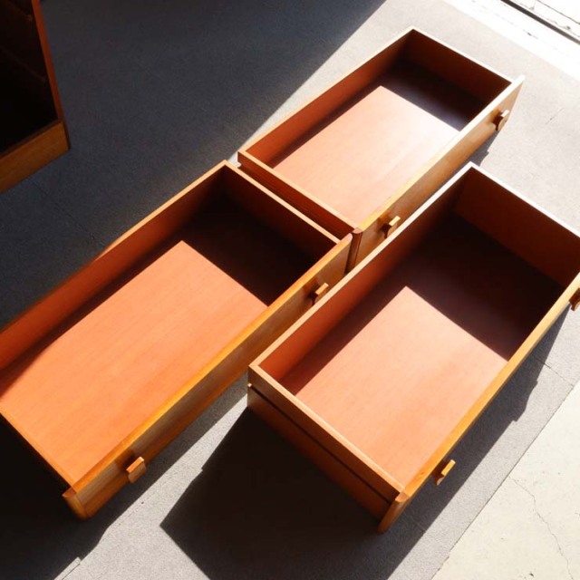 スタッグSTAG社製のヴィンテージ5段チェスト。ミッドセンチュリーモダンのシンプルなデザイン。