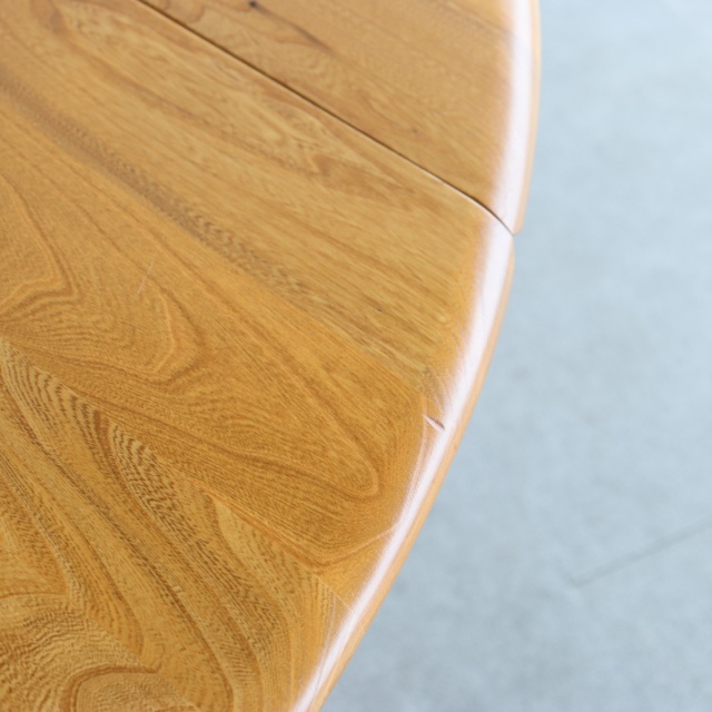 アーコールERCOLのダイニングテーブル