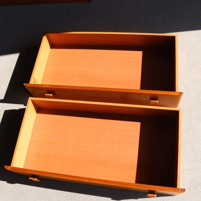 スタッグSTAG社製のヴィンテージ5段チェスト。ミッドセンチュリーモダンのシンプルなデザイン。