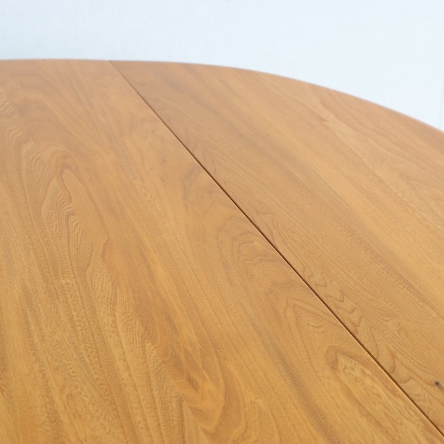 アーコールERCOLのダイニングテーブル