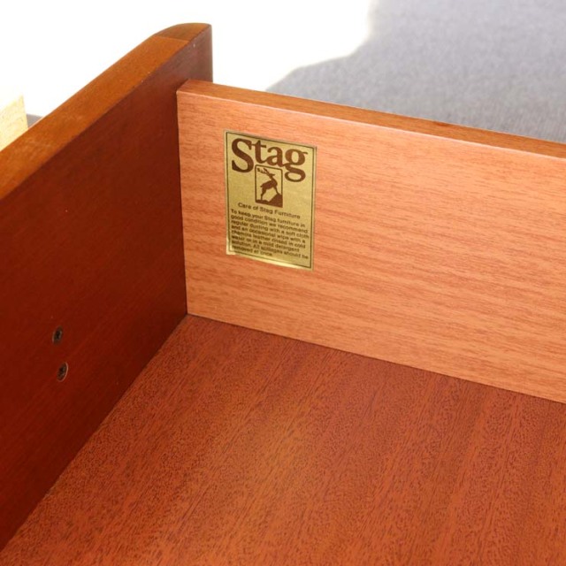 スタッグSTAG社製のヴィンテージ5段チェスト。ミッドセンチュリーモダンのシンプルなデザイン。