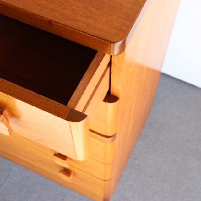 スタッグSTAG社製のヴィンテージ5段チェスト。ミッドセンチュリーモダンのシンプルなデザイン。