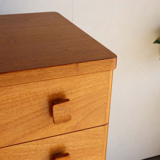 スタッグSTAG社製のヴィンテージ5段チェスト。ミッドセンチュリーモダンのシンプルなデザイン。