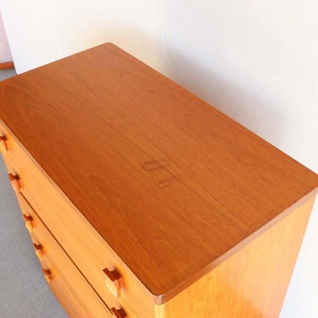 スタッグSTAG社製のヴィンテージ5段チェスト。ミッドセンチュリーモダンのシンプルなデザイン。