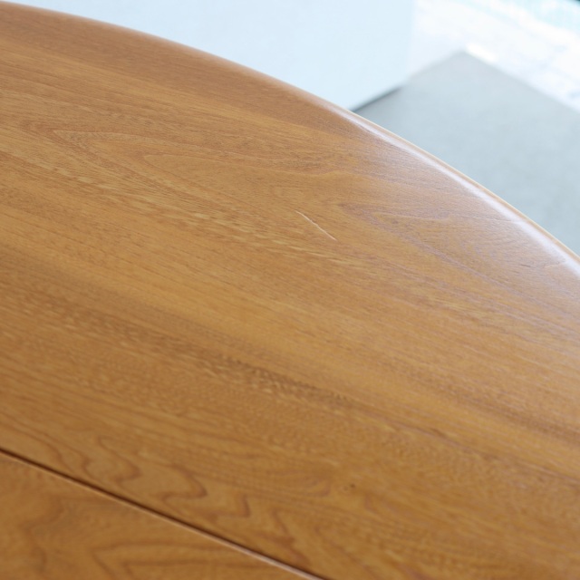 アーコールERCOLのダイニングテーブル