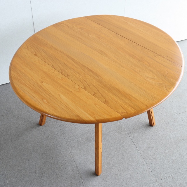 アーコールERCOLのダイニングテーブル