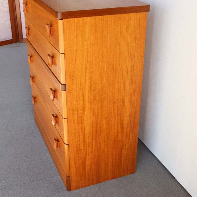 スタッグSTAG社製のヴィンテージ5段チェスト。ミッドセンチュリーモダンのシンプルなデザイン。