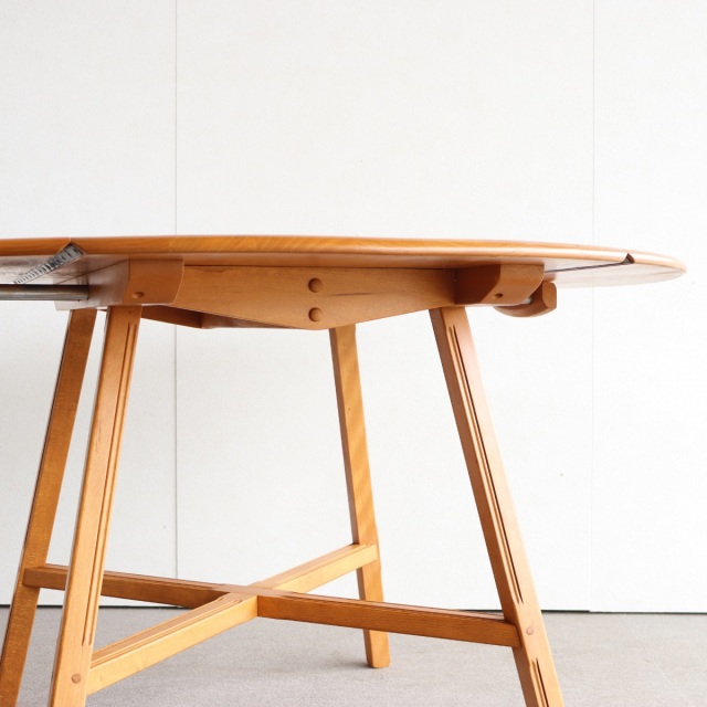 アーコールERCOLのダイニングテーブル