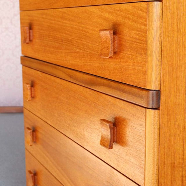 スタッグSTAG社製のヴィンテージ5段チェスト。ミッドセンチュリーモダンのシンプルなデザイン。