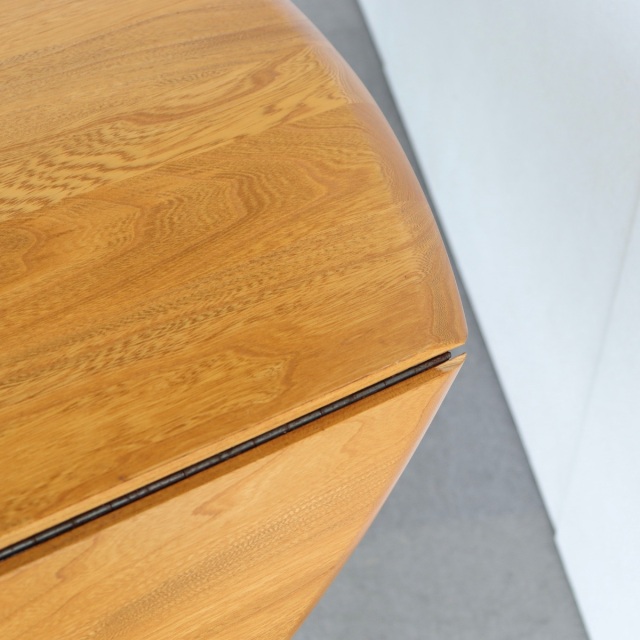 アーコールERCOLのダイニングテーブル