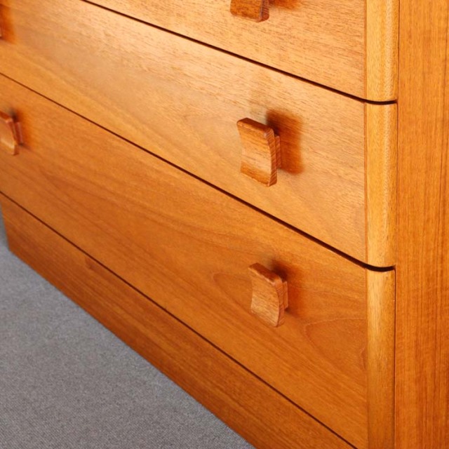 スタッグSTAG社製のヴィンテージ5段チェスト。ミッドセンチュリーモダンのシンプルなデザイン。