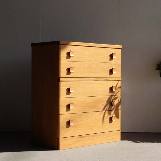 スタッグSTAG社製のヴィンテージ5段チェスト。ミッドセンチュリーモダンのシンプルなデザイン。