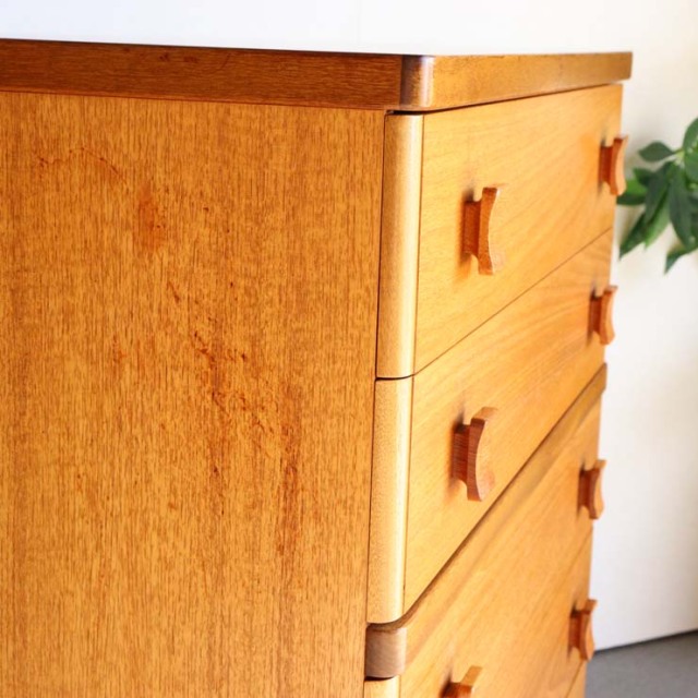 スタッグSTAG社製のヴィンテージ5段チェスト。ミッドセンチュリーモダンのシンプルなデザイン。