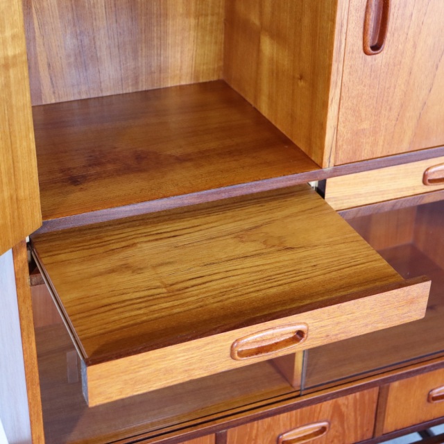 キャビネット。深い色味と艶が美しいチーク材北欧ヴィンテージ。落ち着いた印象。