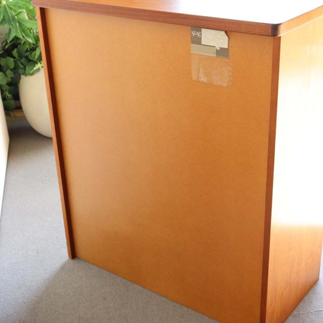 スタッグSTAG社製のヴィンテージ5段チェスト。ミッドセンチュリーモダンのシンプルなデザイン。