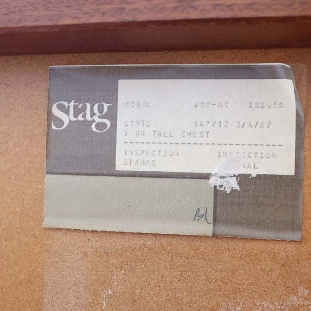 スタッグSTAG社製のヴィンテージ5段チェスト。ミッドセンチュリーモダンのシンプルなデザイン。