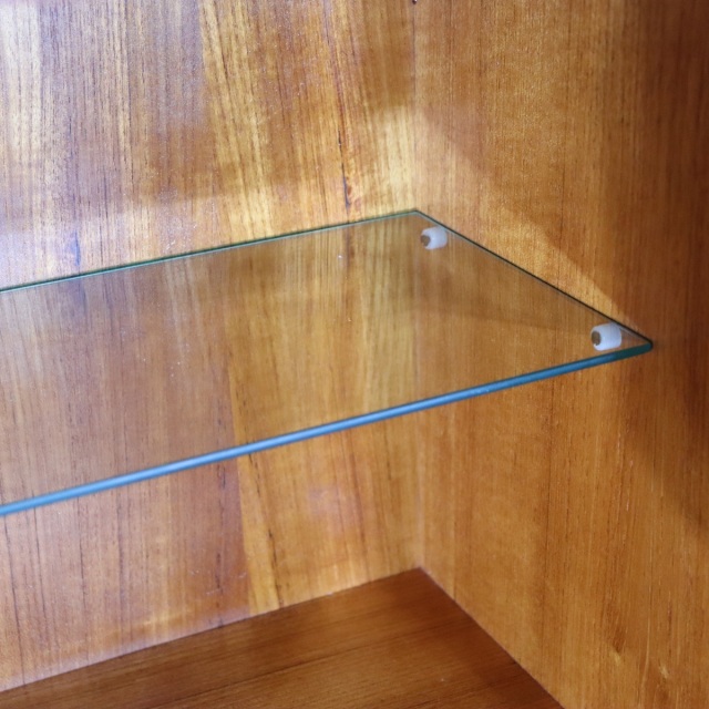 キャビネット。深い色味と艶が美しいチーク材北欧ヴィンテージ。落ち着いた印象。