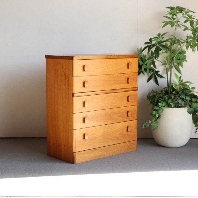 スタッグSTAG社製のヴィンテージ5段チェスト。ミッドセンチュリーモダンのシンプルなデザイン。