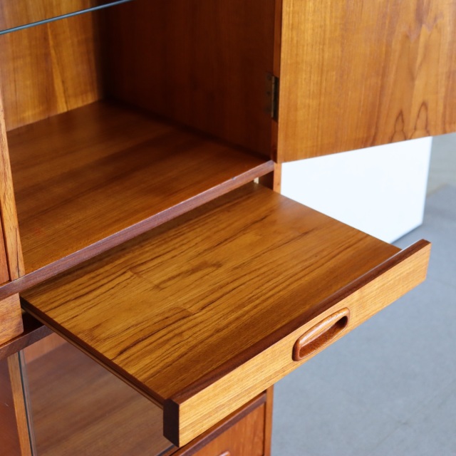 キャビネット。深い色味と艶が美しいチーク材北欧ヴィンテージ。落ち着いた印象。