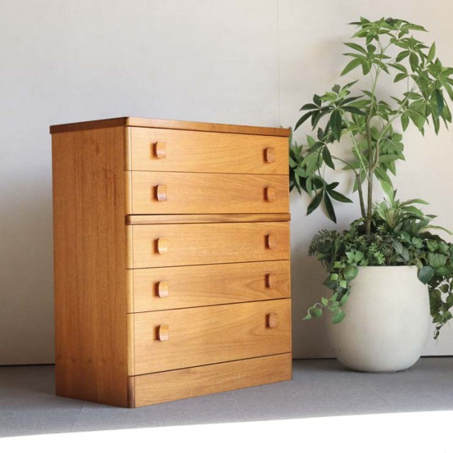 スタッグSTAG社製のヴィンテージ5段チェスト。ミッドセンチュリーモダンのシンプルなデザイン。