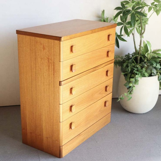 スタッグSTAG社製のヴィンテージ5段チェスト。ミッドセンチュリーモダンのシンプルなデザイン。