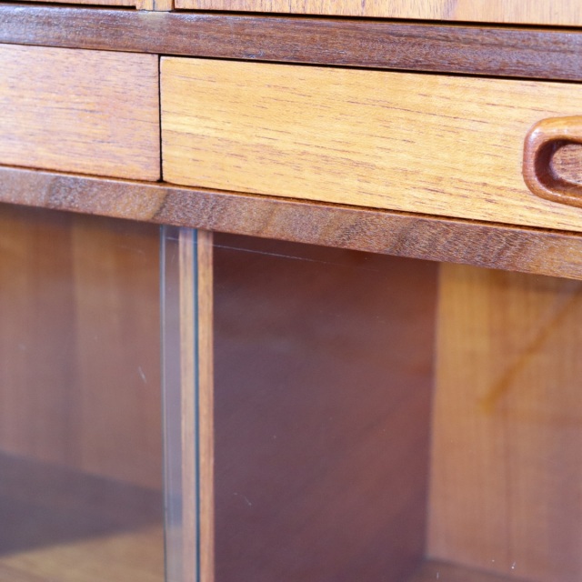 キャビネット。深い色味と艶が美しいチーク材北欧ヴィンテージ。落ち着いた印象。