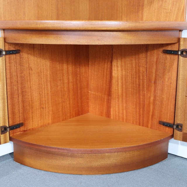 ネイサンNATHANキャビネット。チーク材の木目が美しいヴィンテージ家具。穏やかな艶をまとった上質な一台。