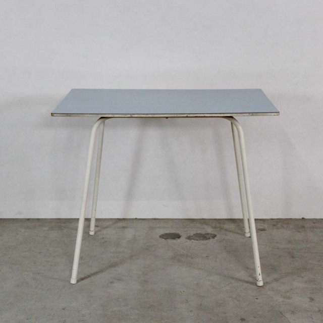 脚が細い、水色の天板のヴィンテージのテーブル、24106