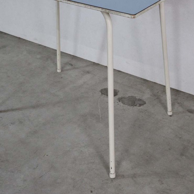 脚が細い、水色の天板のヴィンテージのテーブル、24106