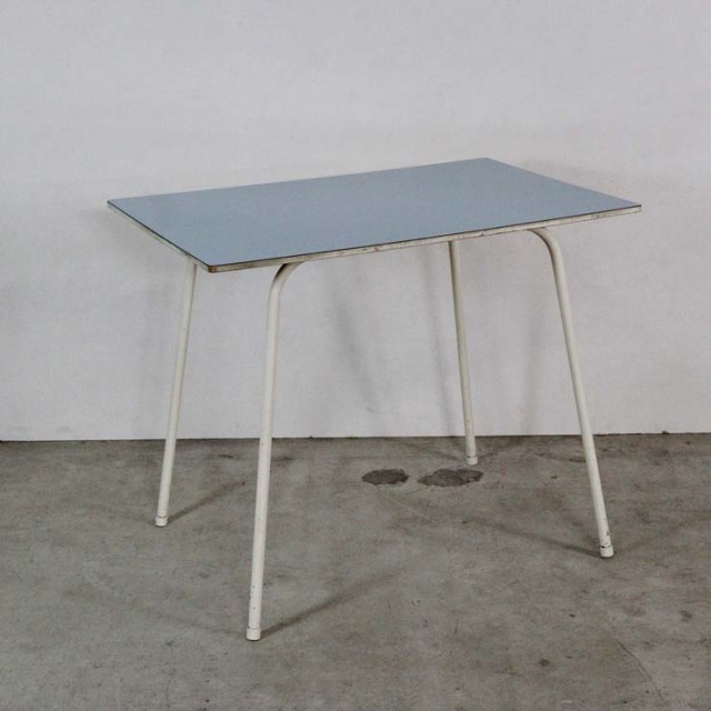 脚が細い、水色の天板のヴィンテージのテーブル、24106