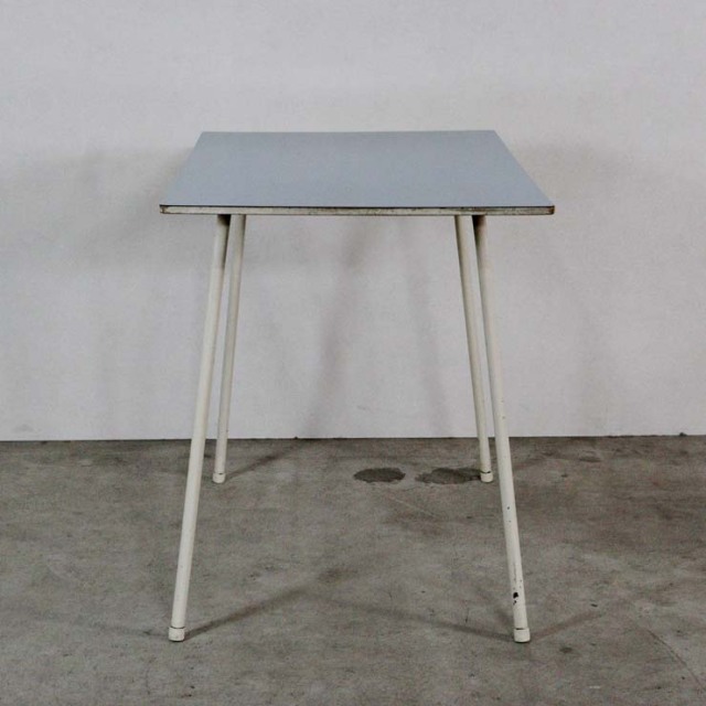 脚が細い、水色の天板のヴィンテージのテーブル、24106