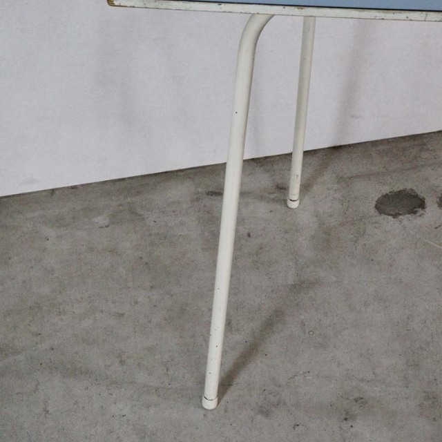 脚が細い、水色の天板のヴィンテージのテーブル、24106