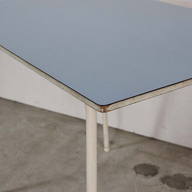 脚が細い、水色の天板のヴィンテージのテーブル、24106