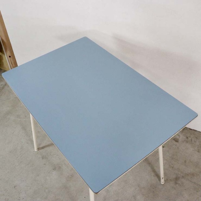 脚が細い、水色の天板のヴィンテージのテーブル、24106