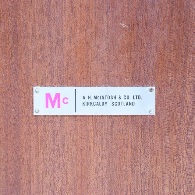 マッキントッシュダイニングテーブル。上質な木目と高級感が魅力のヴィンテージ家具。存在感ある佇まい。