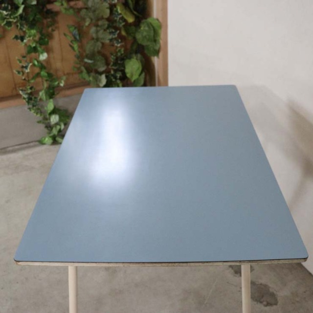 脚が細い、水色の天板のヴィンテージのテーブル、24106