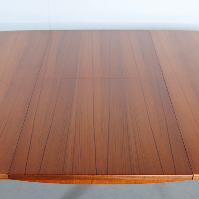 マッキントッシュダイニングテーブル。上質な木目と高級感が魅力のヴィンテージ家具。存在感ある佇まい。