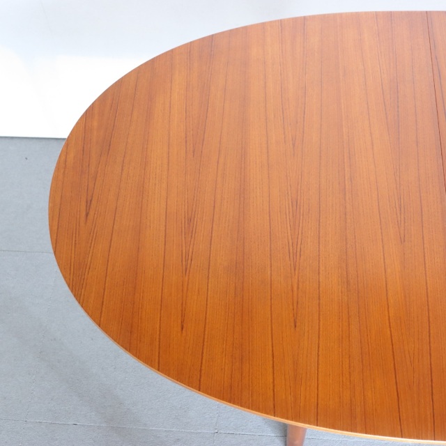 マッキントッシュダイニングテーブル。上質な木目と高級感が魅力のヴィンテージ家具。存在感ある佇まい。