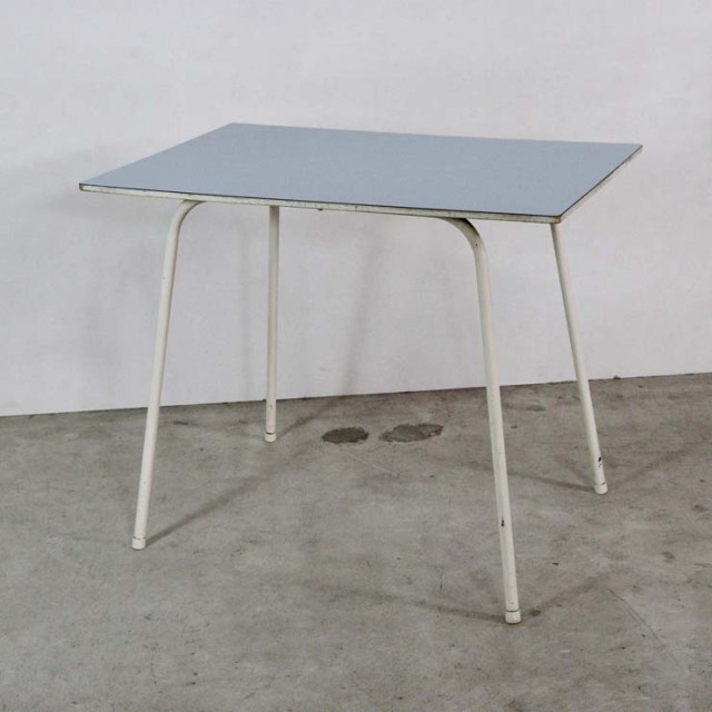 脚が細い、水色の天板のヴィンテージのテーブル、24106