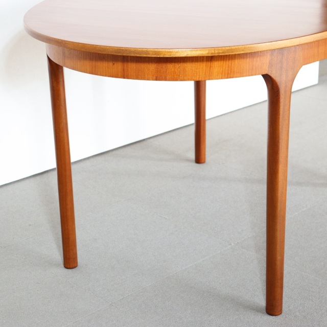 マッキントッシュダイニングテーブル。上質な木目と高級感が魅力のヴィンテージ家具。存在感ある佇まい。