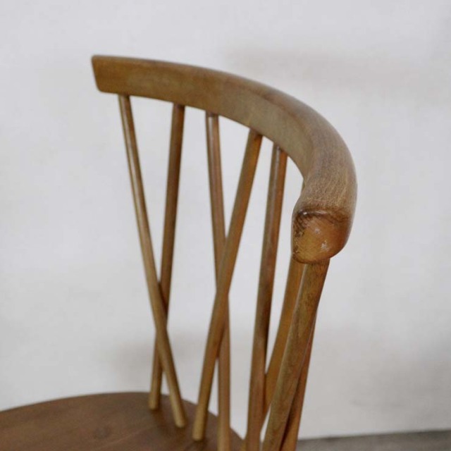 木製のナチュラルブラウンのダイニングチェア、背もたれがクロスになっている、122040a