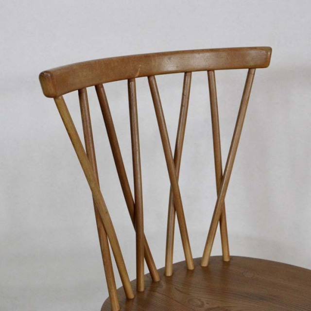 木製のナチュラルブラウンのダイニングチェア、背もたれがクロスになっている、122040a