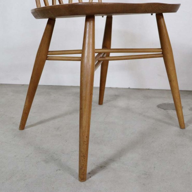 木製のナチュラルブラウンのダイニングチェア、背もたれがクロスになっている、122040a