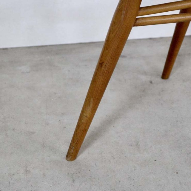 木製のナチュラルブラウンのダイニングチェア、背もたれがクロスになっている、122040a